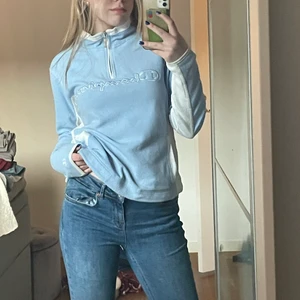 Championfleece - Superfin ljusblå fleece, köpt second hand på beyond retro