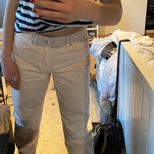 Ljusrosa jeans  - Säljer mina ljus rosa jeans från hm i storlek 36. Original priset är 400 kr men jag säljer för 120. Köpta för länge sen men inte använda bara testade. Kom privat för frågor! 