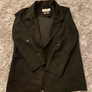 Kappa - Kappa i mocka från PULL&BEAR  Strl M Fint skick! Fraktar enbart och köparen står för kostnaden (skickar spårbart med postnord)! Står inte för postens slarv (: