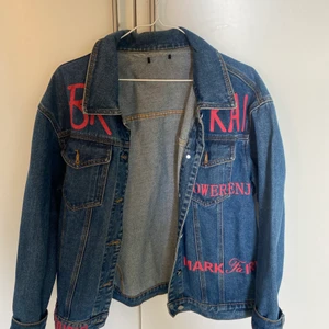 Jeansjacka - Supercool jeansjacka som inte andvänds längre. Köpt för cirka 300kr. Skara pris kan diskuteras. 
