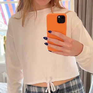 Vit sweatshirt  - Vit tröja med dragsko längst ner från Nelly. Knappast använd och där av toppen skick! Frakt tillkommer!