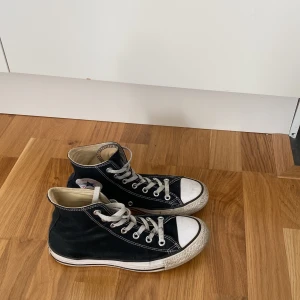 Converse - Säljer mina svarta höga Converse i storlek 38 som jag köpte här på Plick för ca 1 år sedan. Sparsamt använda av mig men de är i använt skick. 