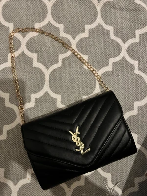 Ysl Väska  - Köparen står för frakten! 🤍 Dm:a om du vill köpa den. 