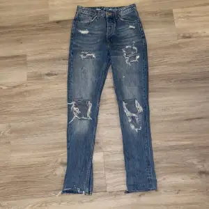 slitna jeans från bikbok i storlek s