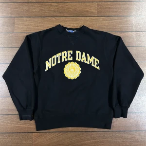 Champion Notre Dame Sweatshirt - Snygg Champion sweatshirt med college print! Storlek M! Bara att skriva om du undrar över något🙏