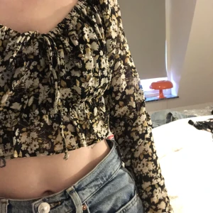 Topp - Blommig topp från Gina Tricot. Använd en gång, i fint skick✨ storlek 38✨