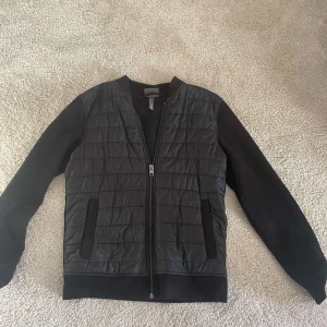 Tunn jacka  - Bra skick har växt ur den därför jag säljer den, allmänt snygg jacka, finns inte att köpa längre 