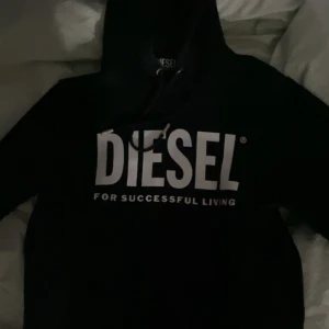 Diesel Hoodie - Diesel hoodie i stl Xs jag har vanligtvis stl S och den sitter bra på mig. Ej sliten och använd få ggr.