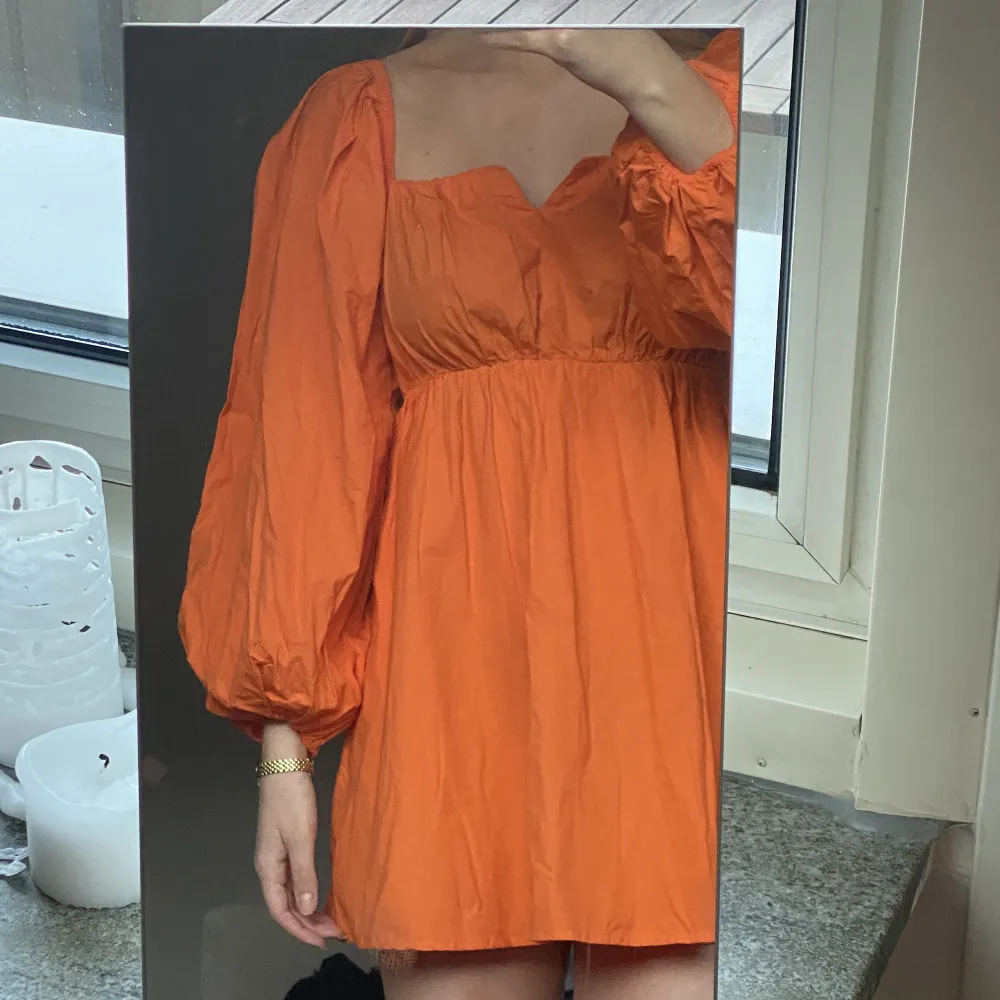 Orange skitsnygg klänning ifrån nakd i strl 36!🥰. Klänningar.