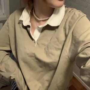 Sweatshirt  - Super mysig sweatshirt med en vit piké krage, i nyskick! Storlek Medium, skulle säga att den är på den baggy sidan. Funkar lika bra att ha hemma som i skolan✨Köpt från Weekday 