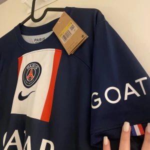 Fotbollströja - Supersnygg PSG t-shirt, aldrig använd  Storleken är S men den är väldigt oversize   Nypris: 999kr   