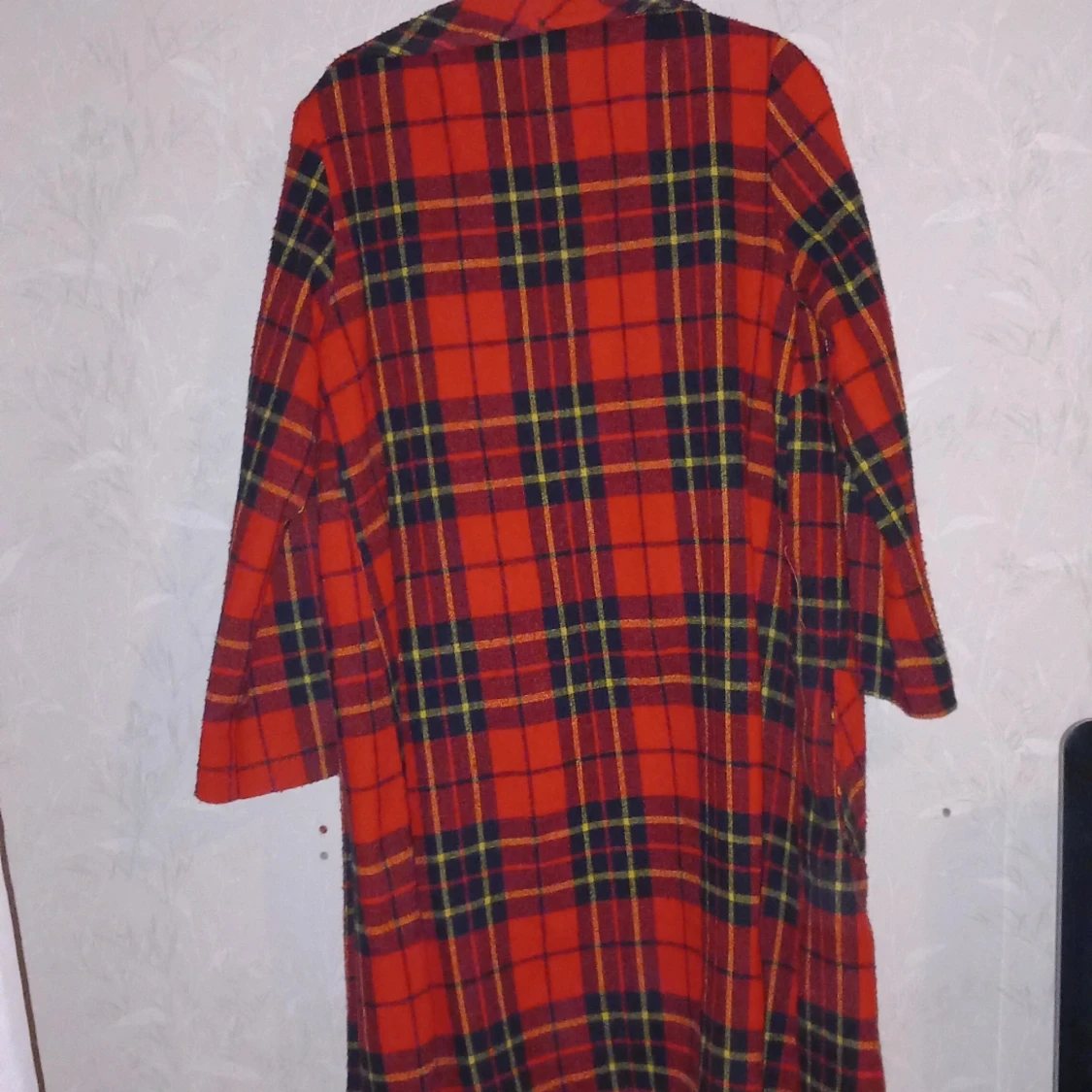 Fin rutig röd kappa - 90