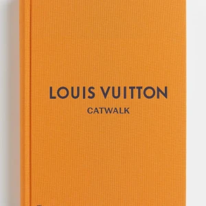 Louis Vuitton Catwalk bok - Detta är en louis Vuitton catwalk bok där de är massa bilder från modevisningar som de haft och bakgrund rätt så tjock bok kan användas för inredning Tex tablebook