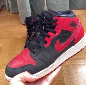 Jordans - Säljer mina röda jordans1. De är i hyfsat bra skick förutom de är lite creasade och att tyget har gått upp i innehälen men det ingenting som påverkar utseendet då det är på insidan, stl 36,5 men passar även mig som har 37❤️ Spårbar frakt för 66kr 💓