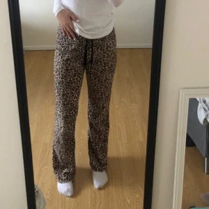 Mjukis - Säljer dessa mjukisar ifrån gina då dom inte används längre. Jag är 162cm. (Frakten ligger på 69kr)