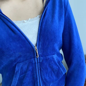 Juicy kofta - Jättefint blå juicy couture kofta💙fint skick. Säljer då jag tyvärr inte fått så mycket användning för den:(💕