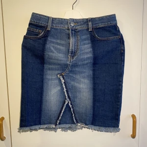 Jeanskjol - Högmidja, tajt Nyskick - aldrig använd  St. 38