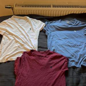 Säljer 3 Ralf lauren t shirts i storlek M (medium) lite slitna pågrund av långarande användning annars väldigt bra skick, Hör av er om ni är intresserade.