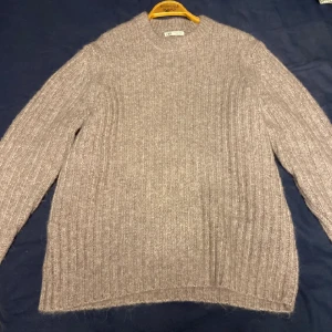 Stickad tröja från Zara - Storlek: M Skick: 10/10  Har bara används någon gång Skriv om några frågor