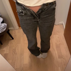 Zara Jeans - Gråa jeans från zara, dem är mid waist och sitter jätte fint. Intresserad? Kontakta och fråga gärna för fler bilder om ni vill ha!Jeansen är begagnade, kan finnas små hål(kom ihåg)! Anledning till varför jag säljer är för att dem är för små(är själv 36)!