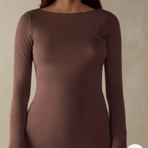 intimissimi tröja - Brun tröja som inte kommer till användning, tröjan har små guldiga korn som knappt syns men jätte snygg detalj 