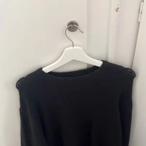 Svart stickad tröja från lager 157 som ej andvänds 