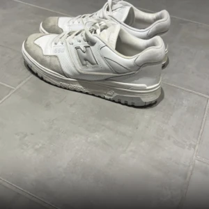 New balance 550 skor - Nee Balace 550 skor dom är i väldigt bra skick då de knappt är använda. Kan rengöras lite innan de skickas. Storlek 44 och köpta för 1700.