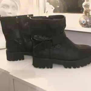Jättefina svarta boots använd 1-2gånger som nya
