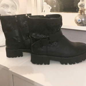 Svarta boots - Jättefina svarta boots använd 1-2gånger som nya