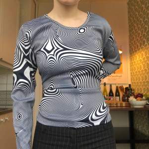 ⭐️FRI FRAKT 25 & 26 FEBRUARI OM DU KÖPER VIA KÖP NU⭐️ långärmad tröja med coolt mönster. Visas på mig med S/M, skulle uppskatta den tills storlek M!