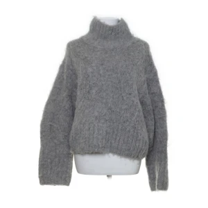 other stories stickad tröja - Säljer denna söta mjuka stickad tröja ifårn Other stories då den inte kommer till användning. Är lite kortare där nere. Köpt på Sellpy. Men har aldrig använd den🤍 frakt ingår ej. Köp direkt för 250 buda ifårn 199