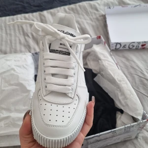 Dolce & gabbana sneakers  - Endast använda vid ett tillfälle. Köpta i butik i malmö för ungefär ett år sedan, original förpackning, dust bag med mera tillkommer vid köp.