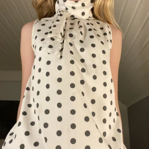 Blus - Sjukt snygg blus! Inga defekter, storlek 12 y passar mig som brukar ha S och XS😻Kolla in hemsidan sjukt snygga grejer!