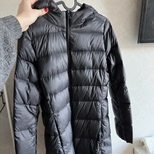 Dunjacka - En fin dunjacka, som är använd. Okänt märke.