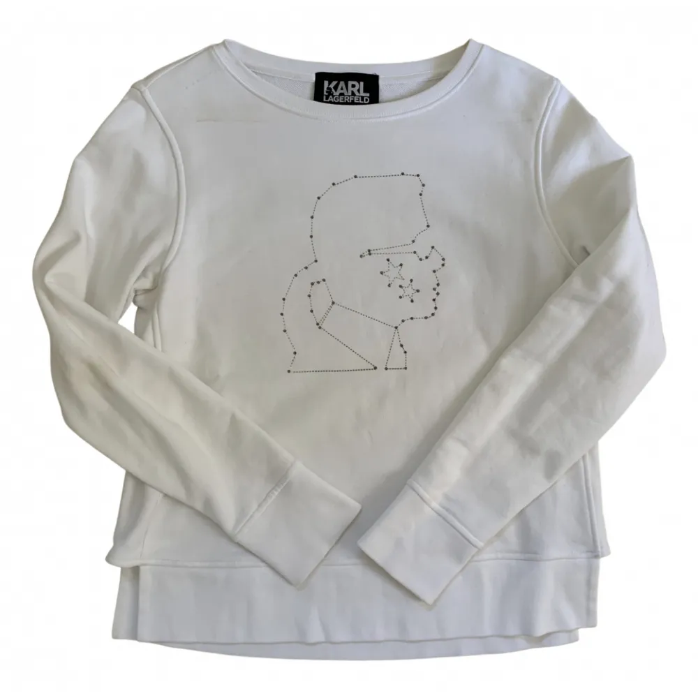 Sweatshirt med vackert stjärnhimmel-mönster av Karl Lagerfeld på. Endast använd en gång! Nypris: 1599kr Säljer pga flytt.  Storlek XS men passar en S. Tröjor & Koftor.