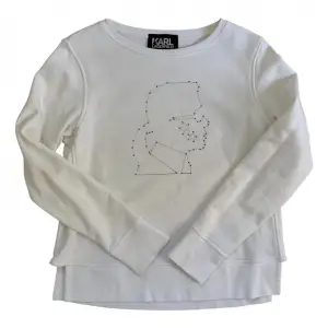 Sweatshirt med vackert stjärnhimmel-mönster av Karl Lagerfeld på. Endast använd en gång! Nypris: 1599kr Säljer pga flytt.  Storlek XS men passar en S