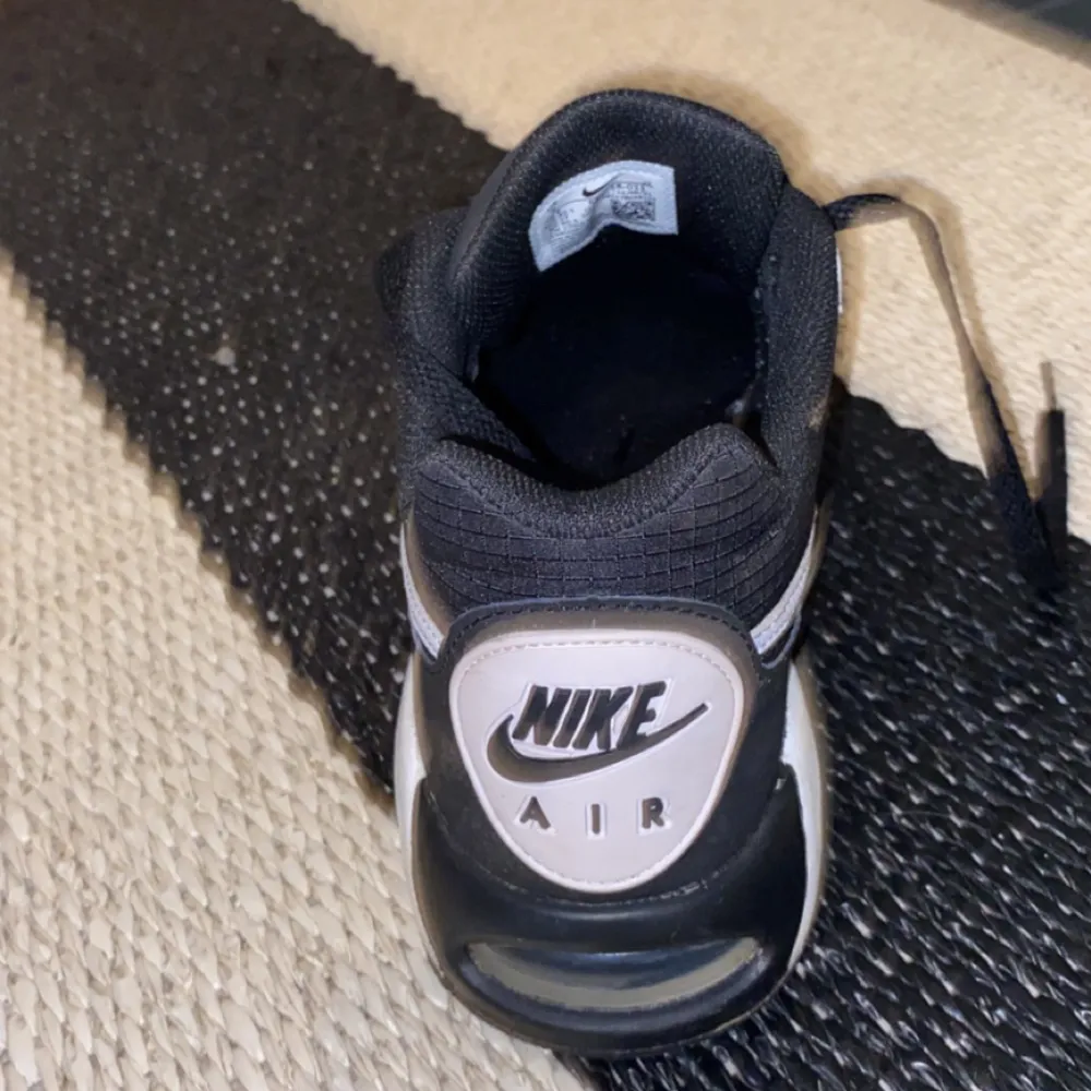 Säljer dessa Nike air max skorna. Knappt använda, skick 9/10. . Skor.