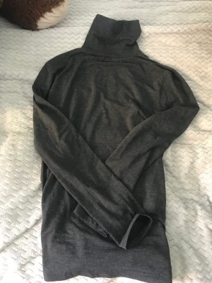 Grå polotröja  - Mörk Grå polotröja som inte kommer till användning längre! Super skönt material! Det står ingen storlek men skulle chansa på S❤️