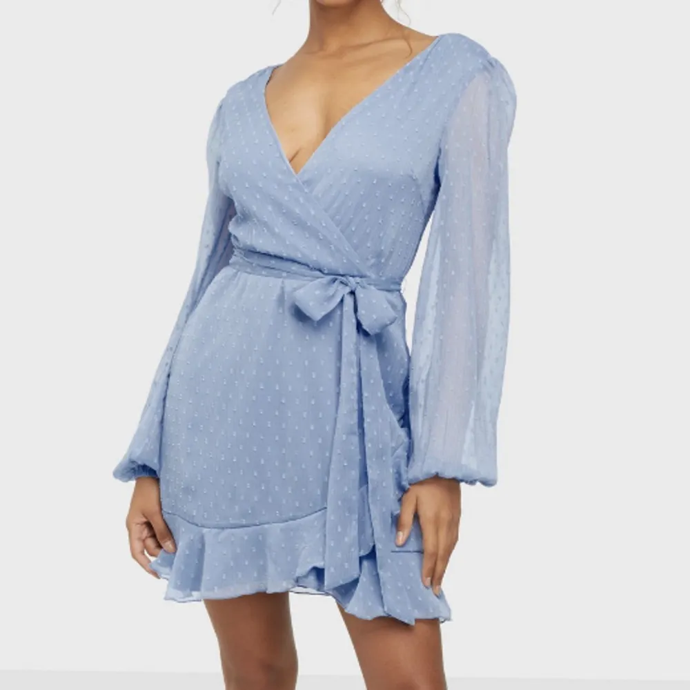 ”Stunning wrap dress” blå i storlek 34 från Nelly. Endast använd en gång. Köpt för 500 säljs för 100. 💕. Klänningar.