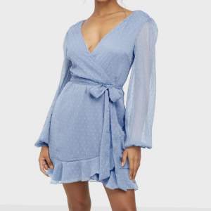 ”Stunning wrap dress” blå i storlek 34 från Nelly. Endast använd en gång. Köpt för 500 säljs för 100. 💕