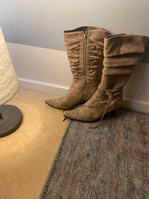 Mocka boots - Jätte fina boots som är lite spetsiga vid tårna med beige mocka imitation 