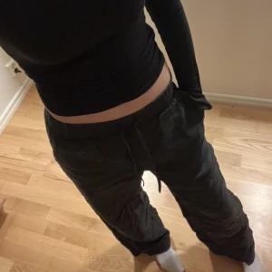 Svart/gråa linnebyxor  - Svart/gråa linnebyxor från NAKD, köpte för 1 år sen men ej använd särskilt mycket. Är även en innerbyxa i så de ej blir genomskinliga. Nypris 489kr. Skriv för fler bilder.💓 