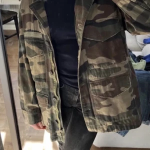 Militärjacka  - Superfin militärjacka från zara😍😍superbra skick!!(lånade bilder) Passade inte riktigt mig så tänker sälja den vidare🥰🥰