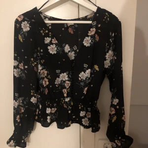 Blus  - Blommig blus från H&M✨ I fint skick. Storlek 36✨