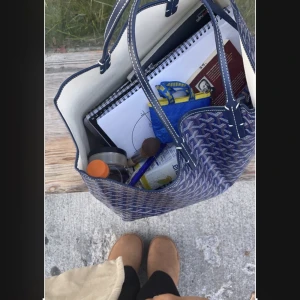 Goyard väska  - Så fin blå/lila Goyard inspirerande väska köpt på marknad i marbella. Äkta läder. Jättefint skick, bud på 1000 köp direkt för 1200 plus frakt. Man får plats med såååå mycket 