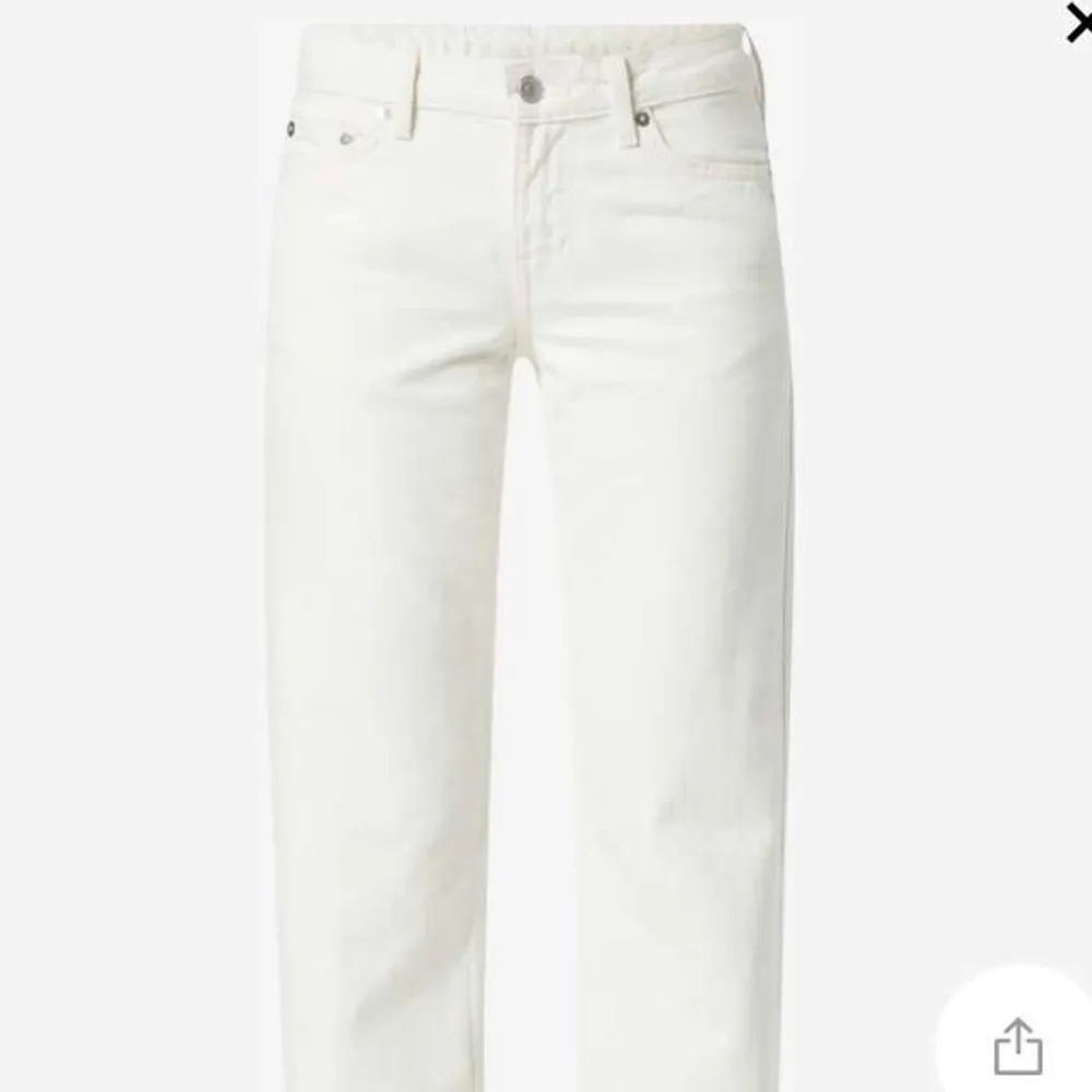 Populära Vita låga raka jeans🤍 Endast testade, köpta för 500kr🤍. Jeans & Byxor.