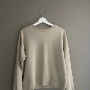 Sweatshirt  - Säljer min beiga sweatshirt ifprn Lindex då den är för stor för mig.  Säljs för 100 kr 