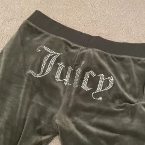 Juicy byxor!  - Gröna byxor från Juicy Couture. Använda hemma ett enstaka gånger. Köparen står för frakt. Kan mötas upp. 