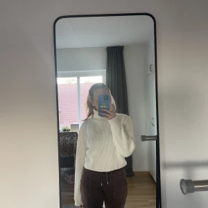 Stickad tröja  - Jag säljer denna fina tröjan. Jag har endast testat den när jag fick hem den men inget mer, den är i bra skick, den sticks inte så som vissa stickade tröjor kan göra. ✨