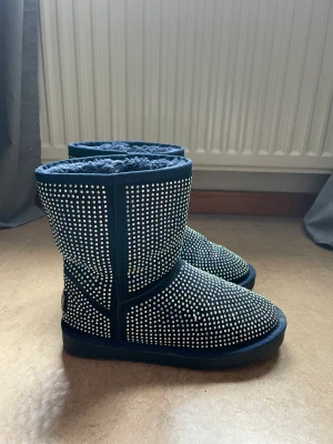 Kristall uggs - Mörkblå uggs med kristalöer på. Använda en gång 